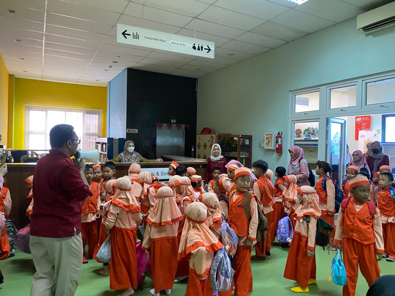 Wisata LiterAsyik Ke Perpustakaan Jakarta Timur Bersama TKI Al-Istiqomah